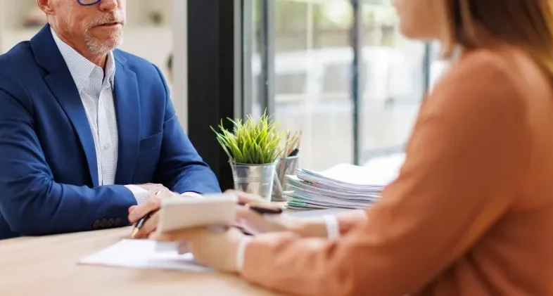 In a recent decision, the Employment Appeal Tribunal (EAT) has highlighted the risks associated with withdrawing job offers, confirming that a binding employment contract can be formed before an employee’s start date